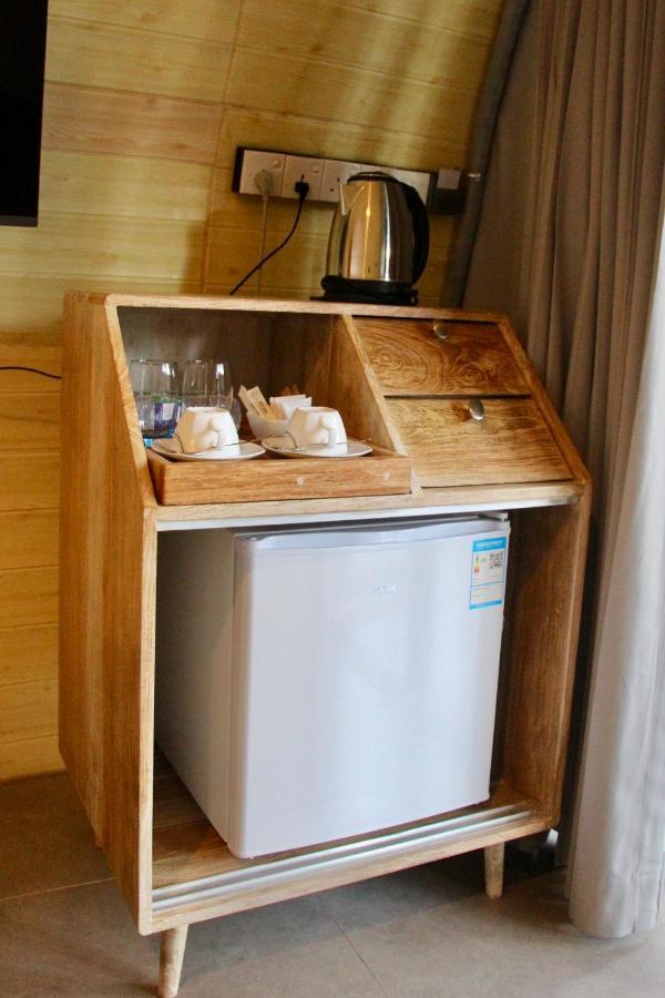 Nivadoo Resort Sigiriya Exterior foto A small refrigerator in a hotel room